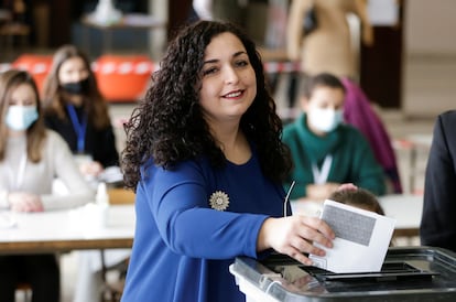 Vjosa Osmani deposita su voto, este domingo en Prístina.