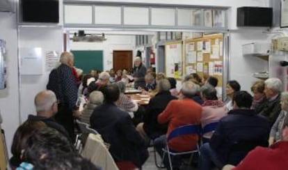 Celebración de una misa en un local de una Asociación de Vecinos.