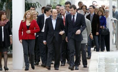 Cristina Narbona, Elena Valenciano, Alfredo Pérez Rubalcaba y Tomás Gómez, al frente de los candidatos del PSOE en Madrid.