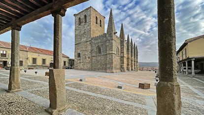 La plaza Mayor y la iglesia de Bonilla de la Sierra, en el Valle del Corneja.