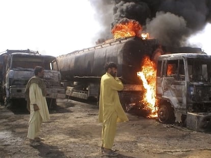 Camiones cisterna con combustible para la OTAN arden, ayer, en Sibi, al suroeste de Pakistán.