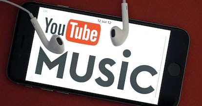 El logo de YouTube Music en la pantalla de un móvil. 