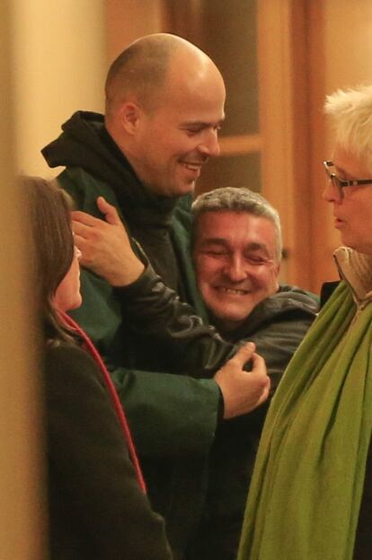 Olfo, hermano de Bimba Bosé, junto a un amigo en el tanatorio de La Paz.