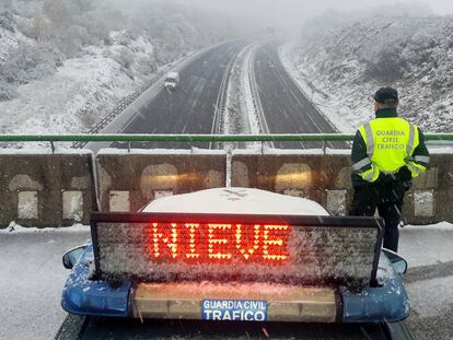 Control de la Guardia Civil en una carretera gallega.