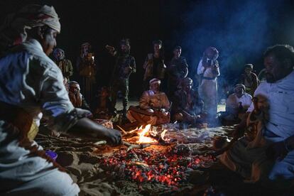 Varios miembros tribales se reúnen en el desierto yemení de la comarca de Shabaw a mediados de noviembre.