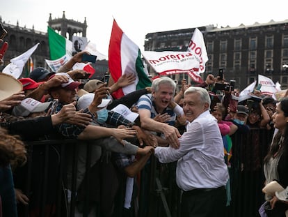 López Obrador saluda a sus simpatizantes reunidos en el Zócalo capitalino, el 27 de noviembre de 2022.