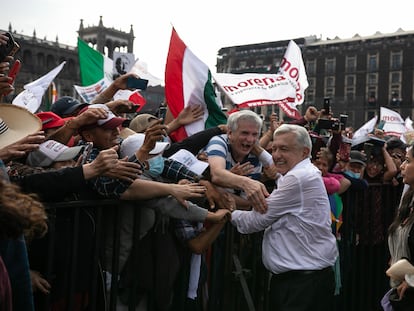 El presidente de México, Andrés Manuel López Obrador, abraza a sus simpatizantes durante su llegada al Zócalo capitalino.