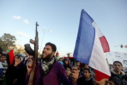 Un rebelde libio ondea una bandera francesa en una marcha de apoyo a la coalición aliada en Bengasi.