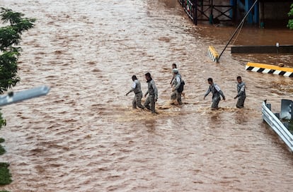 Personal de la Guardia Nacional camina por una calle inundada por el paso del huracán 'John', este jueves en Acapulco (México).