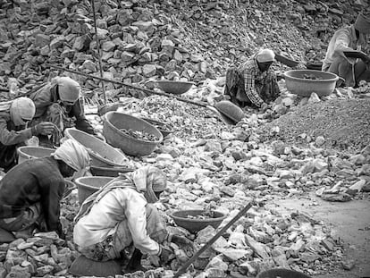 Trabajadores de minas de cal en Piduguralla (India).