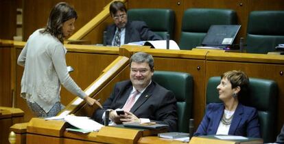 Laura Garrido (PP) saluda a José María Aburto durante el pleno.