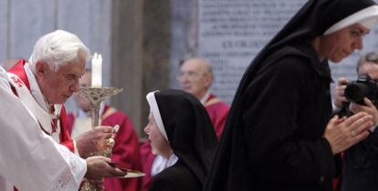 El Papa da la comunión a una monja durante una misa celebrada la pasada semana en la Basílica de San Pedro.