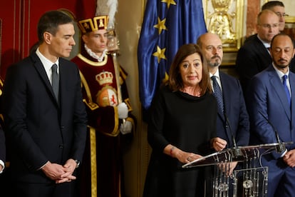 El presidente del Gobierno, Pedro Sánchez, y la presidenta del Congreso, Francina Armengol, en primer plano, durante el acto del 45º aniversario de la Constitución. El PP rechaza la renovación del poder judicial.