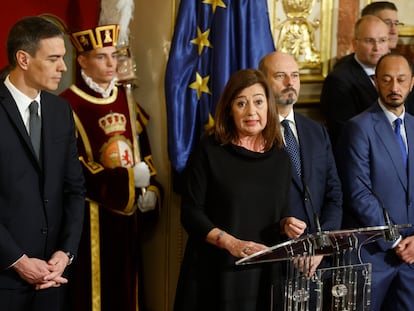 El presidente del Gobierno, Pedro Sánchez, y la presidenta del Congreso, Francina Armengol, en primer plano, durante el acto del 45º aniversario de la Constitución. El PP rechaza la renovación del poder judicial.