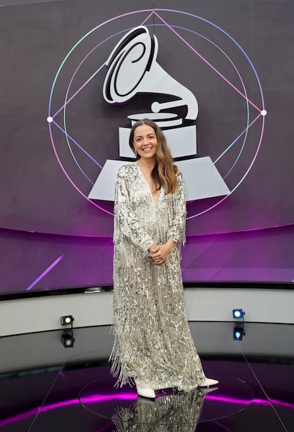 Natalia Lafourcade, una de las más elegantes de la noche con este vestido plateado de Gucci.