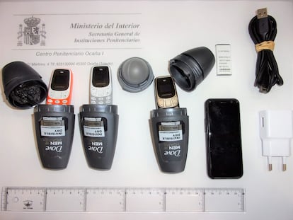 Teléfonos móviles intervenidos el pasado 21 de abril en la cárcel de Ocaña I (Toledo) ocultos en envases de desodorantes.