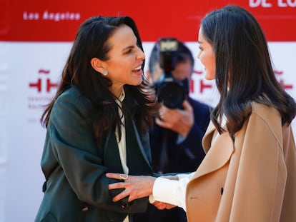 La Reina Letizia saluda a la actriz mexicana Kate del Castillo en la apertura del Instituto Cervantes de Los Ángeles.