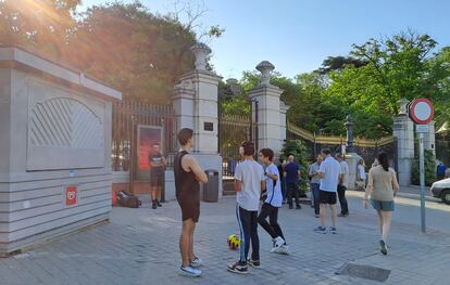 Varios deportistas se agolpaban a las puertas del parque de Retiro de Madrid, cerrado a primera hora de este lunes 26 de junio.