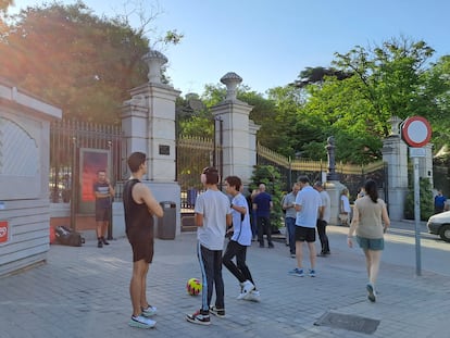 Varios deportistas se agolpaban a las puertas del parque de Retiro de Madrid, cerrado a primera hora de este lunes 26 de junio.