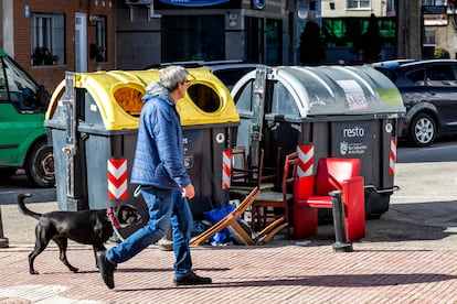 Contenedores de residuos en San Sebastián de los Reyes, municipio de la Comunidad de Madrid que todavía ni ha implantado el cubo marrón de orgánico, obligatorio desde julio de 2022.