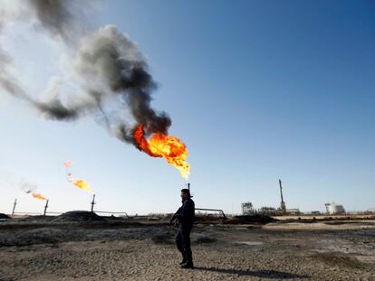 Un policía, en un campo de petróleo operado por ExxonMobil, en Basra (Irak) en 2020.