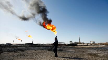 Policial em um campo de exploração de petróleo da ExxonMobil no Iraque.