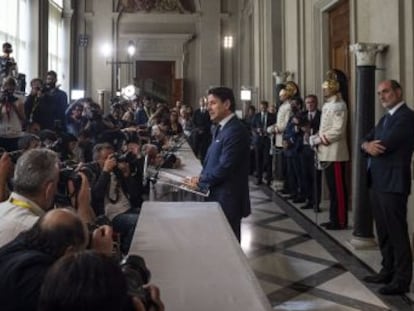 El primer ministro italiano ha pasado de ser un hombre de paja a la figura clave sobre la que se apoya una compleja estrategia política para aislar a Matteo Salvini