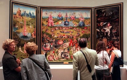 Varios visitantes contemplan &#039;El jard&iacute;n de las delicias&#039; de El Bosco en el Museo del Prado.