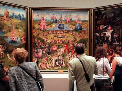 Varios visitantes contemplan &#039;El jard&iacute;n de las delicias&#039; de El Bosco en el Museo del Prado.