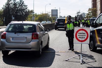 Agentes da Polícia Nacional Espanhola fazem um controle em uma das saídas de Madri, nesta sexta-feira.