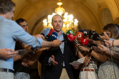 El portavoz del PP en el Parlament, Juan Fernández, durante el contacto informativo ofrecido este mediodía en el Parlamento catalán.