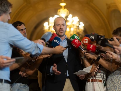 El portavoz del PP en el Parlament, Juan Fernández, durante el contacto informativo ofrecido este mediodía en el Parlamento catalán.