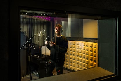 El actor de voz, Felipe Garrido, en un estudio de grabación en Madrid.