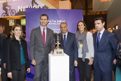Los Príncipes de Asturias, José Luis Sáez, Amaya Valdemoro y José Manuel Soria se fotografían junto a la Copa del mundo en la inauguración de Fitur hoy en Madrid