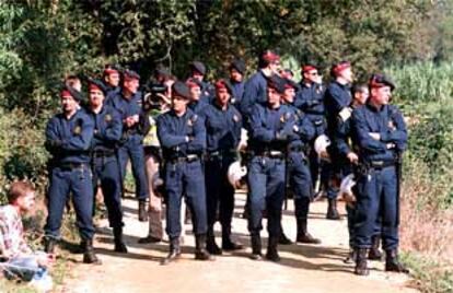 Los Mossos d'Esquadra toman posiciones para proteger a los operarios de Fecsa en la reanudación de las obras de la línea de Les Gavarres.