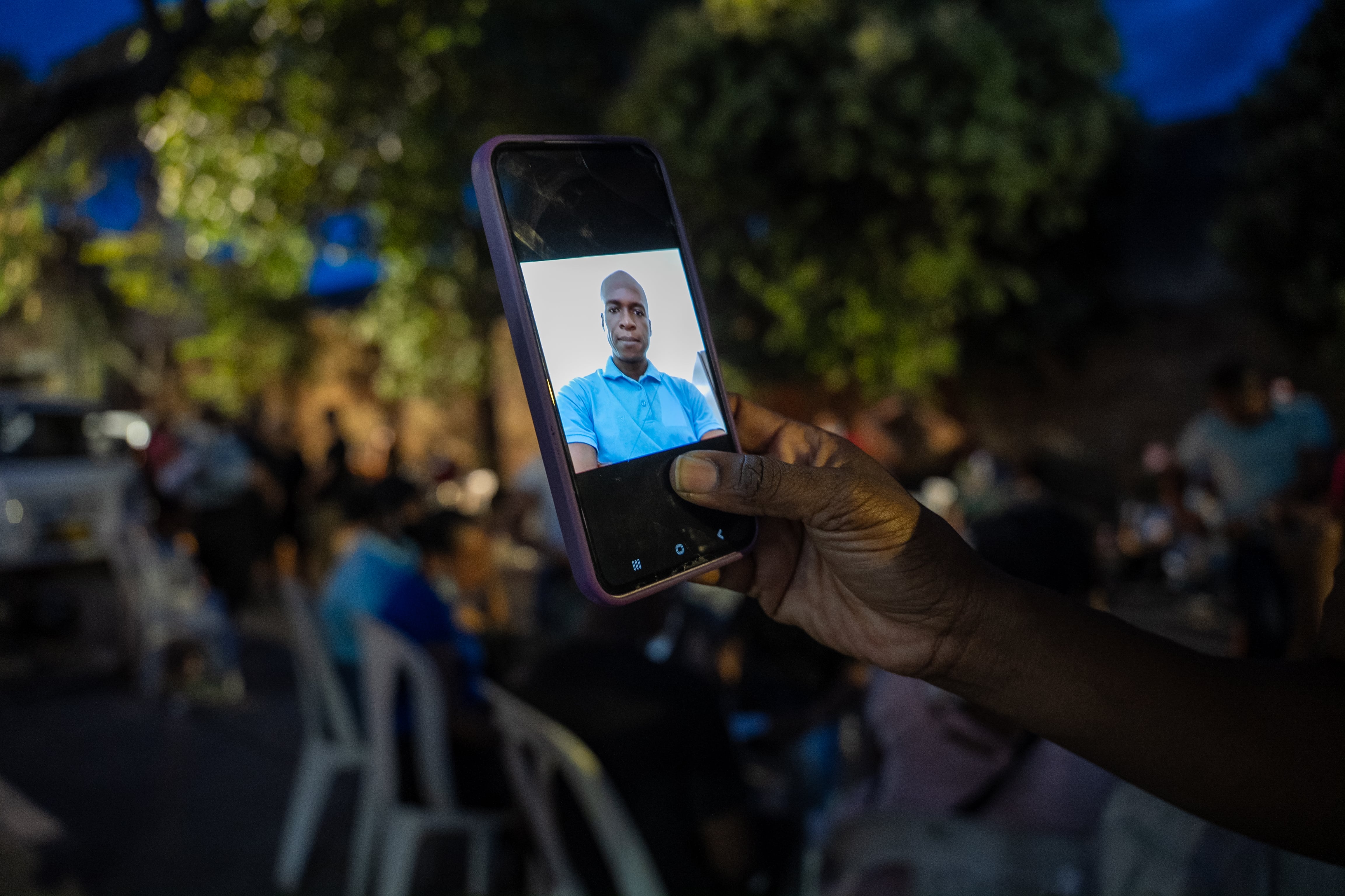 Emilse Cortés sostiene una foto de su hermano, Carlos Andrés Cortés.