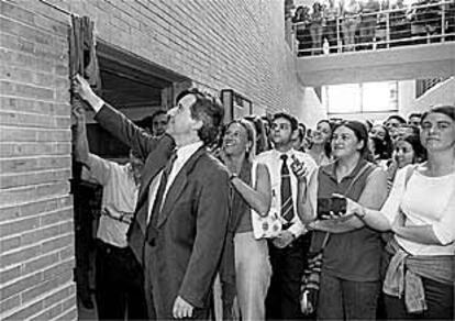 Iñaki Gabilondo inaugura un aula con su nombre, ayer, en la Facultad de Ciencias de la Comunicación.