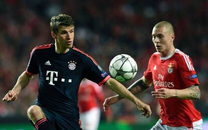 Müller pugna con Lindelof.