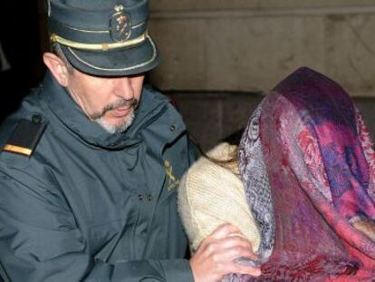 Un guardia civil traslada a una supuesta implicada en el fraude en una imagen del pasado mayo.