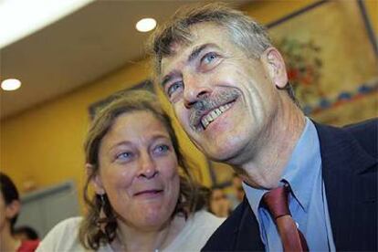 Alain Lipietz y su hermana Hélène, en el tribunal de Toulouse que ha condenado a los ferrocarriles franceses.