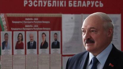 El presidente de Bielorrusia, Alexandr Lukashenko, en un centro electoral, este domingo en Minsk.