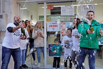 El municipio de Súria (Barcelona) ha repartido ocho millones de euros del primer premio (26590) del Gordo de Navidad. En la imagen, el administrador Joan Antonio Pulido (a la izquierda) lo celebra junto a su familia y amigos en la administración.