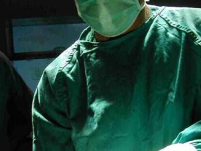 El cirujano plástico Jorge Fernández Delgado, en una operación para implantar una prótesis mamaria.