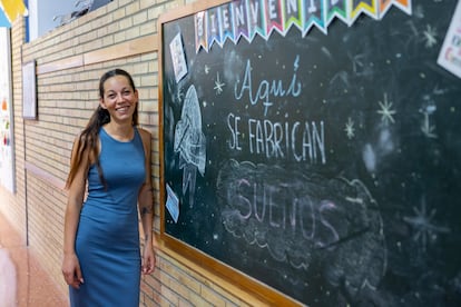 Aroa Jiménez, el jueves en el centro de educación para adultos Polígono Sur, en Sevilla.