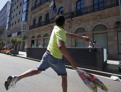 Un grupo de trabajadores ha quemado dos contenedores frente a la sede de la Agencia Europea de Pesca. También se han lanzado botellas de pintura contra la fachada del edificio, en pleno centro de la ciudad, aunque los incidentes no han ido más allá.