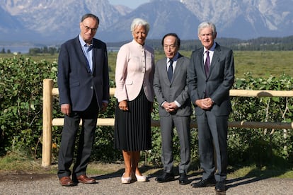 Desde la izquierda, los gobernadores del Banco de Inglaterra, Andrew Bailey; del BCE, Christine Lagarde; del Banco de Japón, Kazuo Ueda, y el presidente de la Reserva Federal, Jerome Powell, este viernes en Jackson Hole.