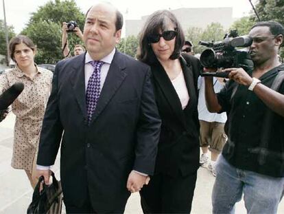 Matthew Cooper, de <i>Time,</i> se dirige con su mujer al tribunal de distrito.