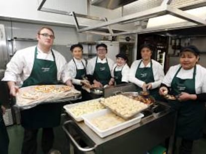 Un grupo de 18 parados navarros han buscado una solución a su problema de desempleo abriendo en la localidad de Barañain un restaurante llamado "Common good" (bien común), cuyo principal atractivo es una amplia variedad de raciones al precio de un euro.