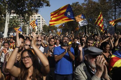 Manifestantes aplauden en la manifestación de Barcelona frente al Parlament. 
