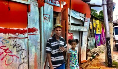 Nilson Alcides e a filha Raquel em frente &agrave; casa da fam&iacute;lia.